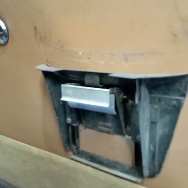 2042026 1972 Rover P5 repairs 27