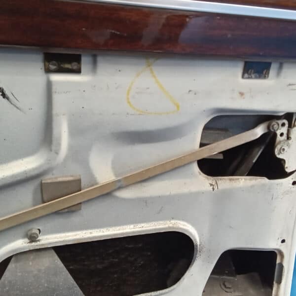 2042026 1972 Rover P5 repairs 29