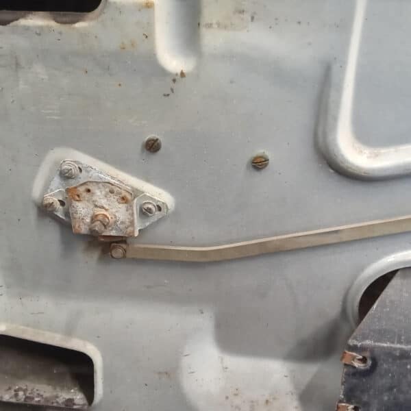 2042026 1972 Rover P5 repairs 30