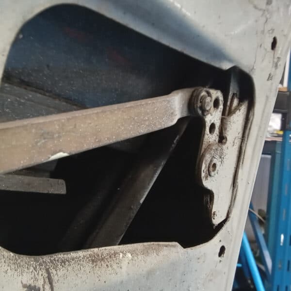 2042026 1972 Rover P5 repairs 31