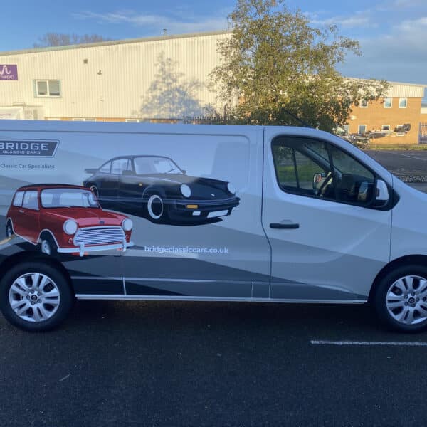 031225 2025 Renault Trafic Graphics Applied
