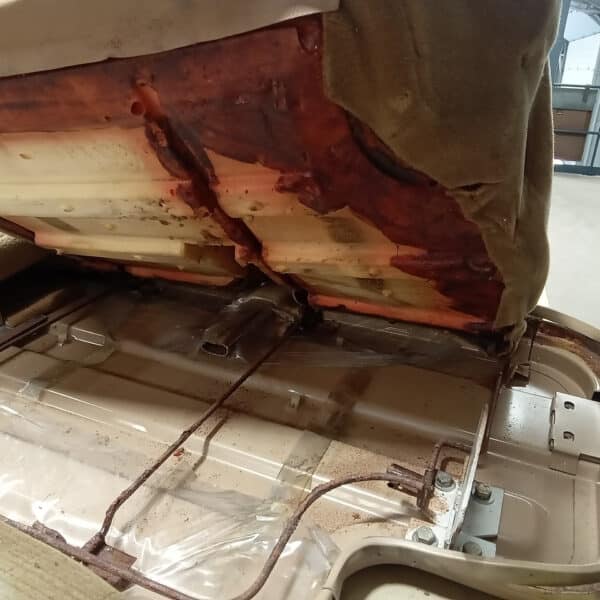 05052026 1982 Range Rover In Vogue seat strip down 13