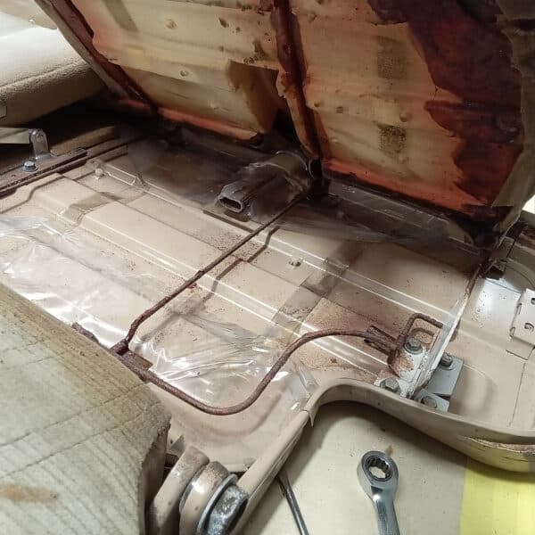05052026 1982 Range Rover In Vogue seat strip down 14