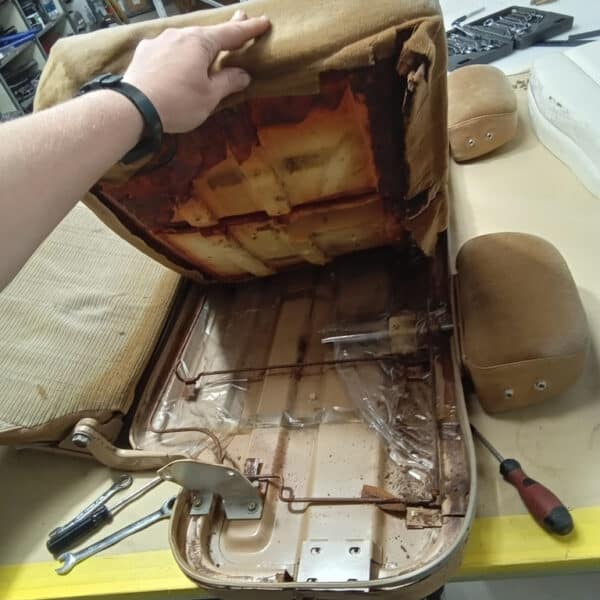 05052026 1982 Range Rover In Vogue seat strip down 15