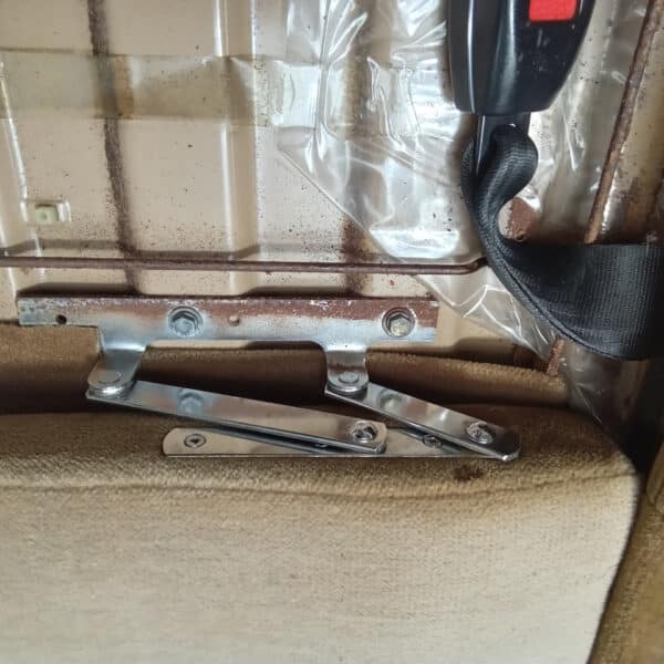 05052026 1982 Range Rover In Vogue seat strip down 18