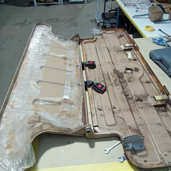 05052026 1982 Range Rover In Vogue seat strip down 21