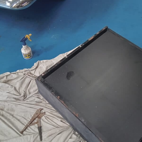 05052026 2010 Land Rover defender storage box 1