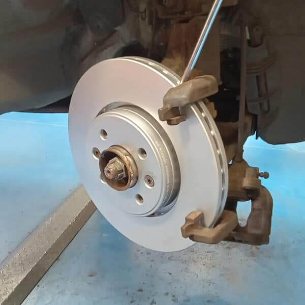05052026 2010 Renault Wind brakes 1