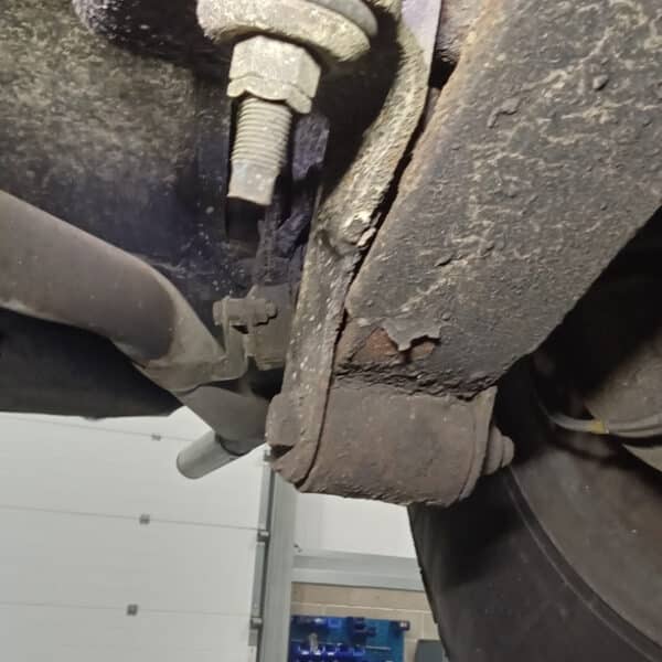 06052026 1966 Daimler V8 250 more repairs 28