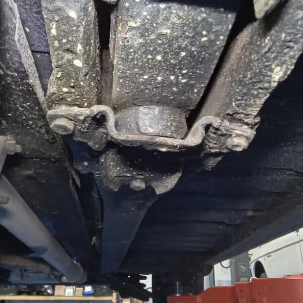 06052026 1966 Daimler V8 250 more repairs 30