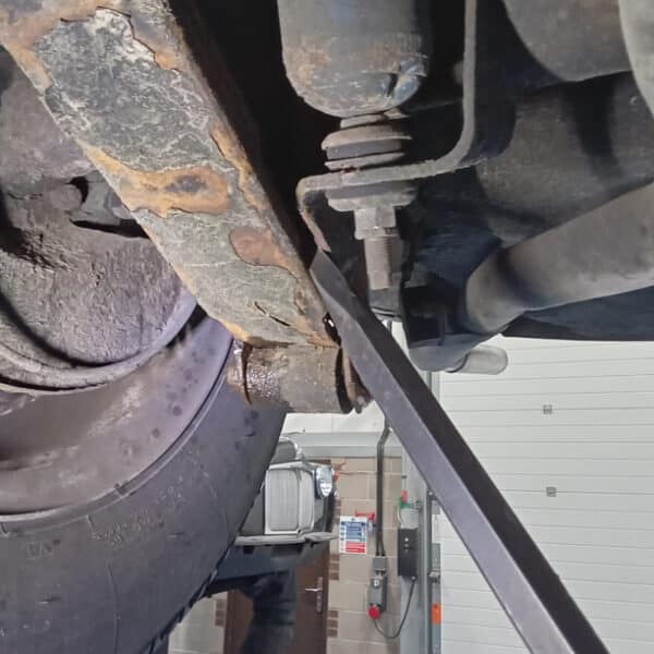 06052026 1966 Daimler V8 250 more repairs 32