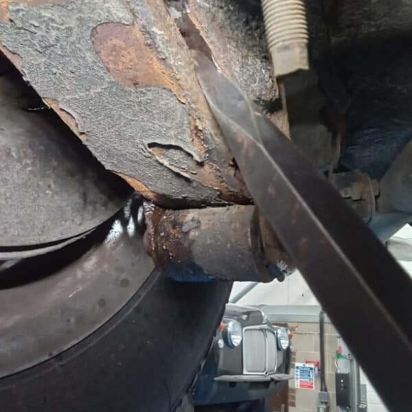 06052026 1966 Daimler V8 250 more repairs 33