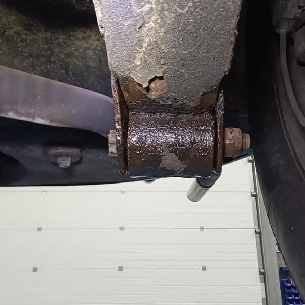 06052026 1966 Daimler V8 250 more repairs 34