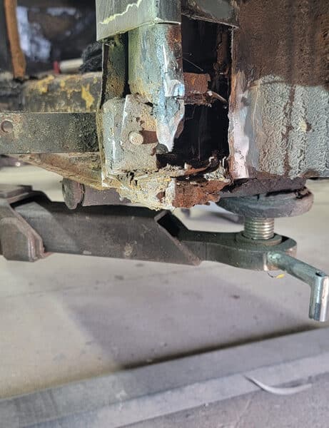 130526 1958 Rover 90 Hinge Rust 3