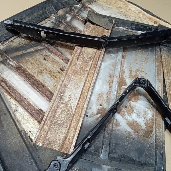 130526 1972 Porsche 911 Targa Roof Repaired 5