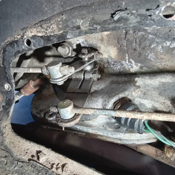 130526 1982 Range Rover In Vogue Leaking Oil Seal 3