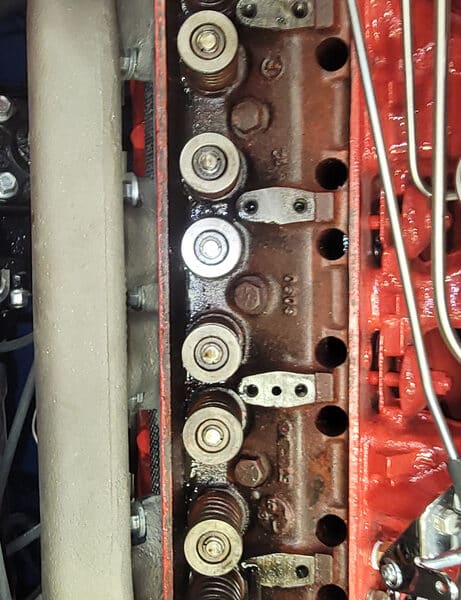 190526 1955 Ford Thunderbird Cleaning Paint out of the cylinder head and rocker shaft