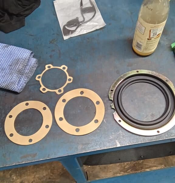 190526 1965 Land Rover Series 2a Front Hub Removed and cleaned 3