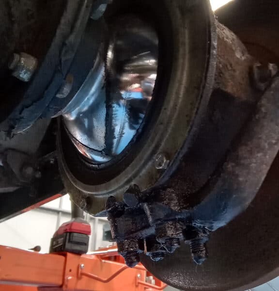 190526 1965 Land Rover Series 2a Front Hub Removed and cleaned 4