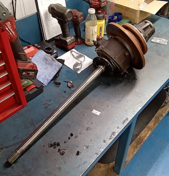 190526 1965 Land Rover Series 2a Front Hub Removed and cleaned