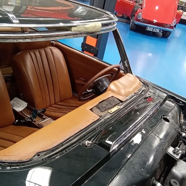 190526 1970 Mercedes 280SL Windscreen Trims and Wipers 10