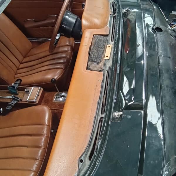 190526 1970 Mercedes 280SL Windscreen Trims and Wipers 11