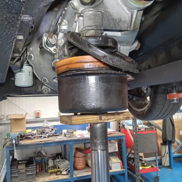 280526 1995 Aston Martin DB7 Repairs 18