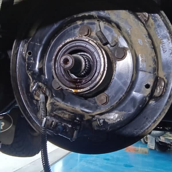 040626 2008 Land Rover Defender 110 Pickup Trans Brake Transfer Case Oil Change Door Mirror and Door Hinges 17