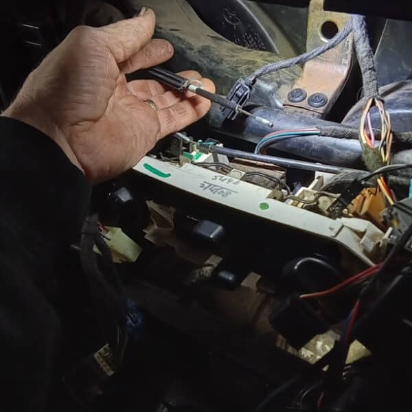 050626 2008 Land Rover Defender 110 Pickup Recirculation Flap Control Cable Refit Centre Dash Number Plates Stereo 14