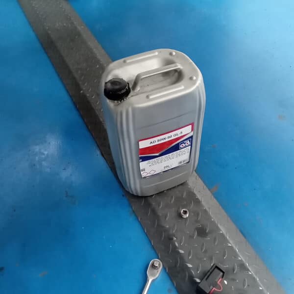100626 2008 Land Rover Defender 110 Transfer Case Oil and Battery Charge 2