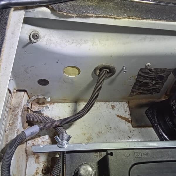 110626 2008 Land Rover Defender 110 Wheel Brace Battery Terminals Aligning Steering Wheel 6