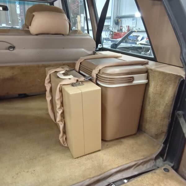 170626 1982 Range Rover In Vogue Straps for tea set and cooler 3