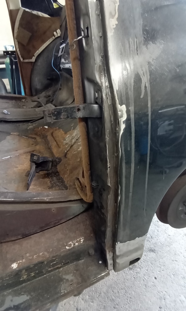 070726 1958 Rover 90 Rubber Channels Drilled Out 11