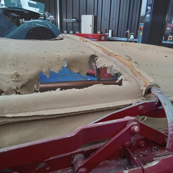 080726 1952 Bentley MkVI Drophead Hood and Headliner Strip Down 45