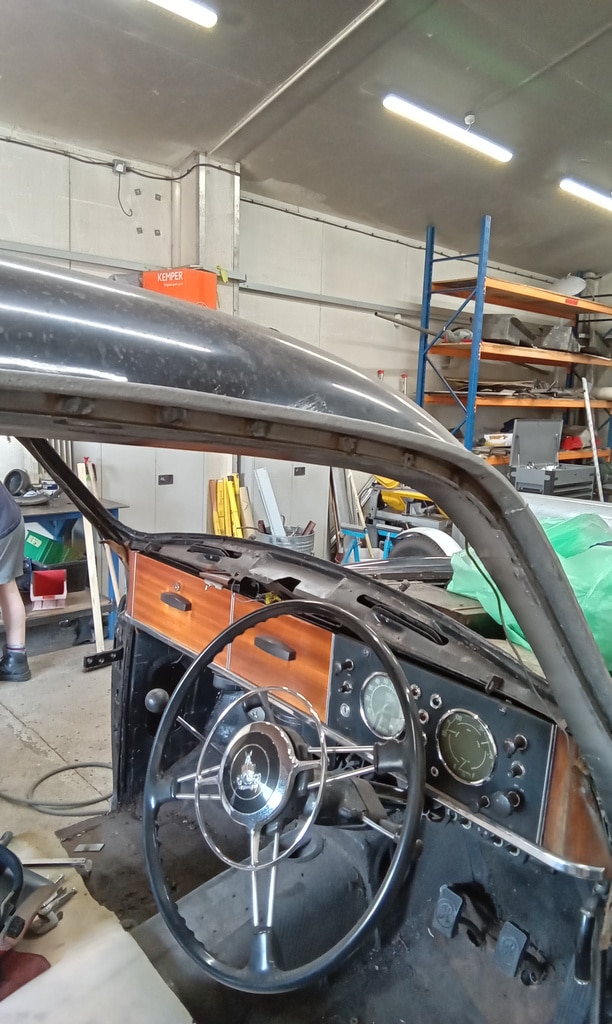 080726 1958 Rover 90 Rubber Channels welded in