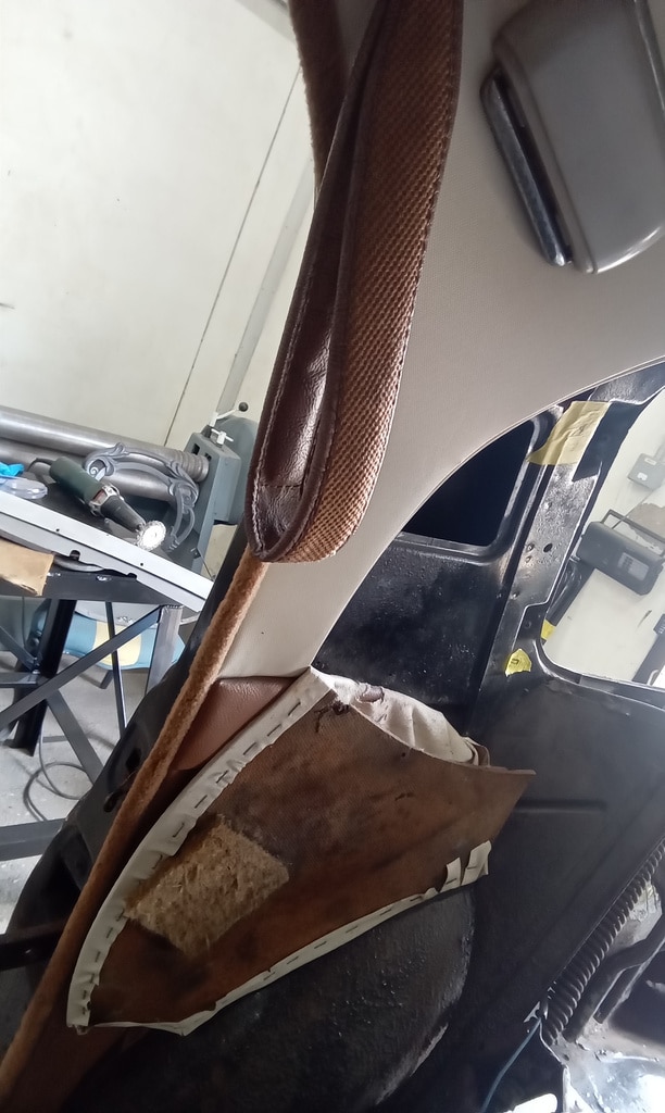 090726 1958 Rover 90 Interior Removed Before Fabrication 26