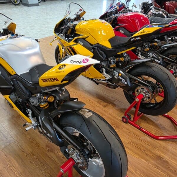 160726 Ducatis arriving at Kempton Park 10