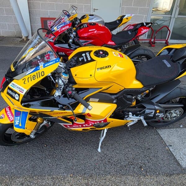 160726 Ducatis arriving at Kempton Park 15