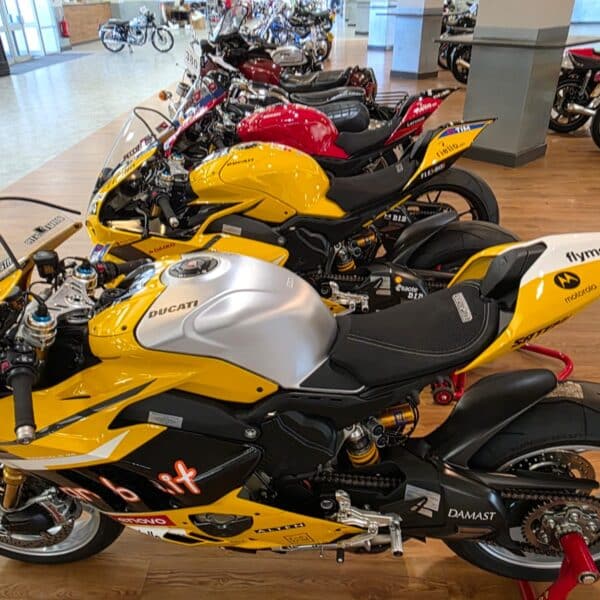 160726 Ducatis arriving at Kempton Park 16
