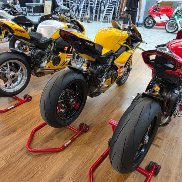 160726 Ducatis arriving at Kempton Park 7