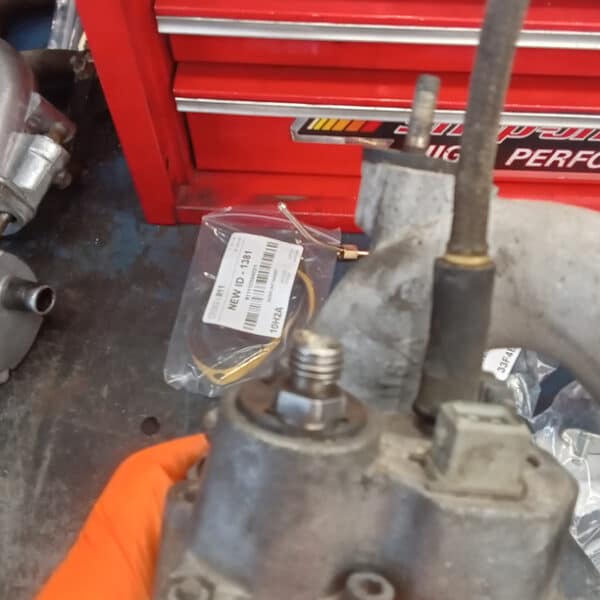 040826 1981 Porsche 911 Fuel Pressure Connector Regulator and Manifold Studs 12