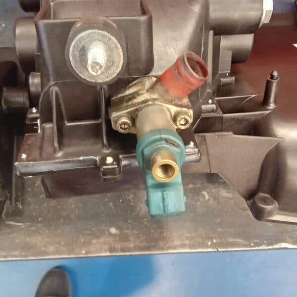 040826 1981 Porsche 911 Fuel Pressure Connector Regulator and Manifold Studs 3