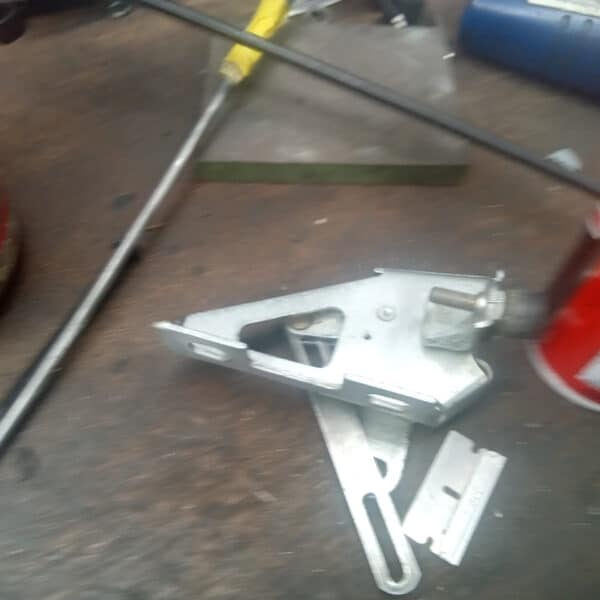 070726 1987 Mercedes 500SL Roof Mechanism Cleaned 2