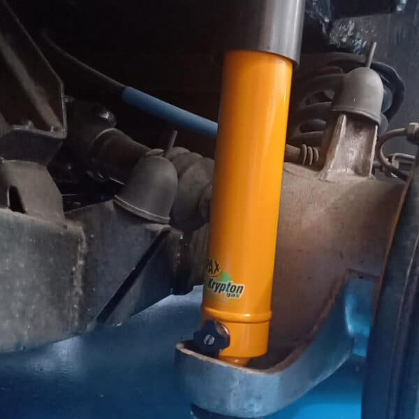 070826 1973 Triumph TR6 New Shocks 02
