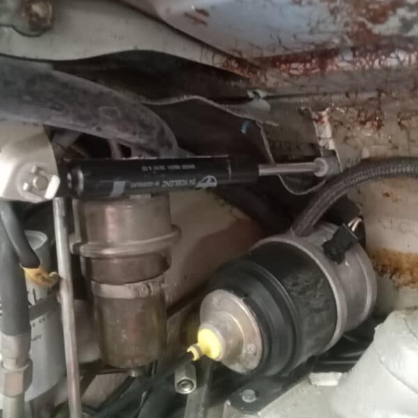 300726 1981 Porsche 911 Boot Struts Replaced 3