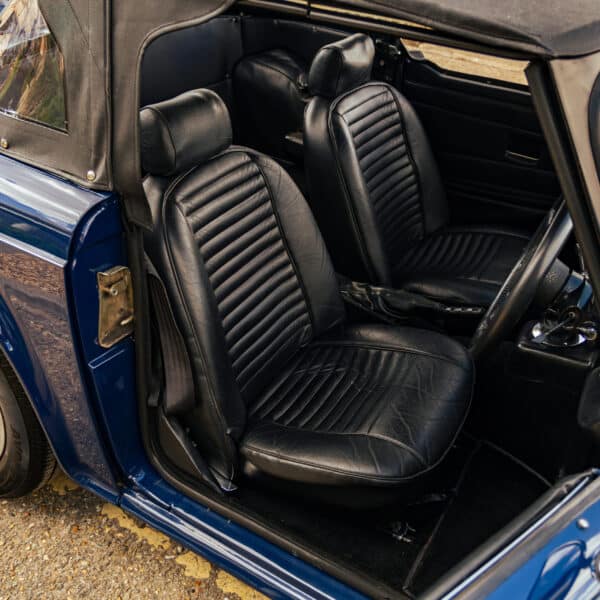 Triumph TR6 Blue 11