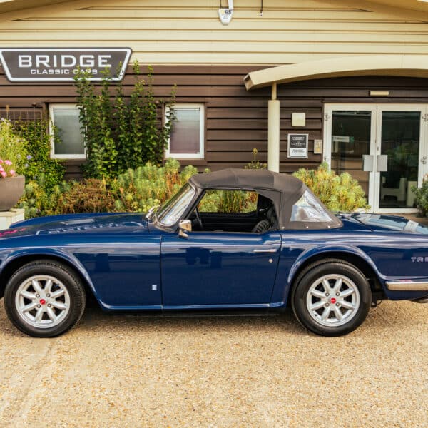 Triumph TR6 Blue 5